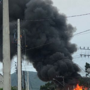 Incêndio destrói residência em Itapema; fogo foi visto a quilômetros de distância