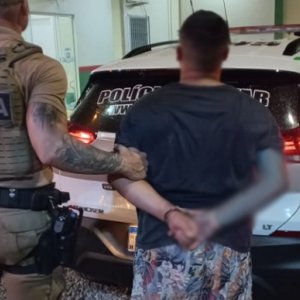 Com mandado de prisão ativo, homem é preso em área de tráfico