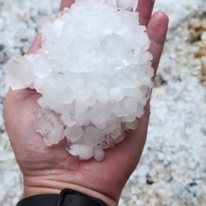 Chuva de granizo cai em São João Batista e deixa moradores em alerta
