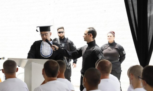 Detentos de Tijucas recebem diplomas de curso superior em formatura no presídio
