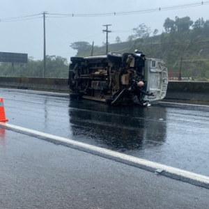 URGENTE - Van tomba na BR-101 e provoca bloqueio na rodovia