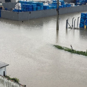 Após cheias em Tijucas, família precisa sair de casa e vai para abrigo 