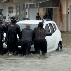 Carros ficam atolados nos inúmeros pontos de alagamento na região