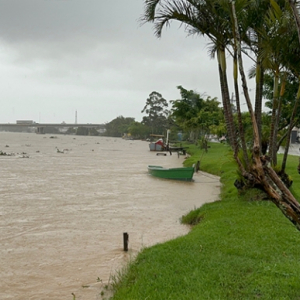 Águas do Rio Tijucas atingem 4,3 metros de altura nesta terça-feira