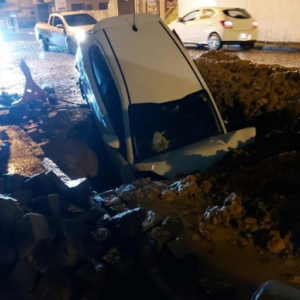 Motorista escapa sem ferimentos após carro cair em buraco 