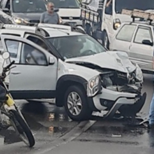 Colisão entre dois veículos deixa feridos em trevo da BR-101