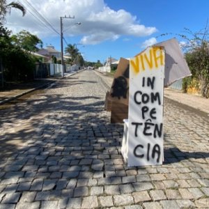 TIJUCAS - Comunidade protesta contra prefeitura após alagamentos