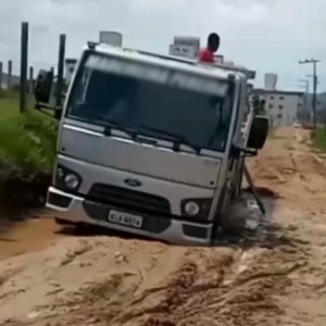Caminhão fica preso em buraco formado no meio de rua em Tijucas