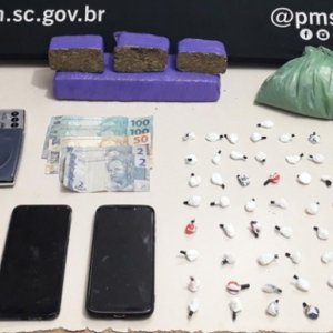 Dupla é presa com barra de maconha e porções de cocaína