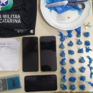 Adolescentes são presos com várias porções de crack em residência