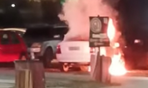 Carro é destruído por incêndio e populares ajudam a conter o fogo