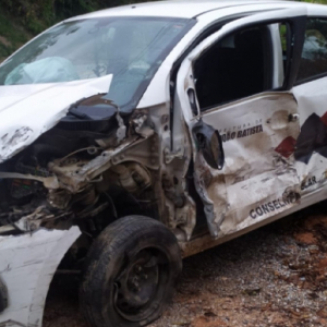 Carro de prefeitura se envolve em grave colisão durante a madrugada