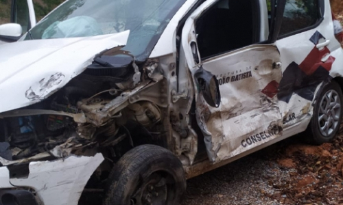 Carro de prefeitura se envolve em grave colisão durante a madrugada