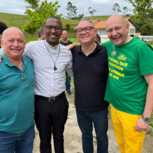 Luciano da Havan visita comunidade Bethânia e entrega presentes