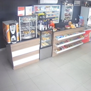Câmeras mostram roubo em posto de combustível; um foi baleado