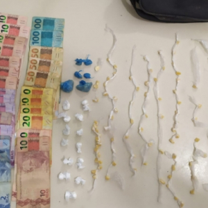 Na noite de Natal, dupla é presa com bolsa recheada de drogas