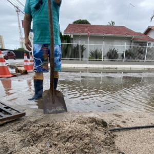 Comunidade abre valeta em terreno e água começa a baixar em Tijucas