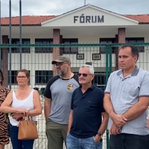 Moradores afetados pela chuva protestam e levam caso para a Justiça