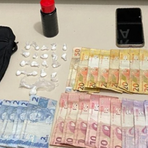 Traficantes são vistos entregando drogas e acabam presos