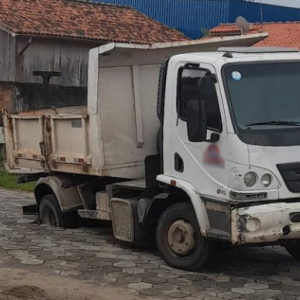 Caçamba fica presa em cratera formada em rua de Tijucas