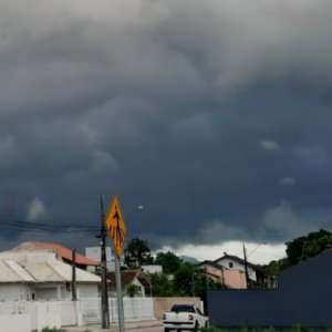 MUDANÇA DE TEMPO: moradores ficam assustados e registram nuvens carregadas 