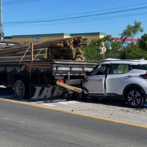 URGENTE - Acidente grave deixa motorista ferido em Tijucas