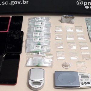 Casal de traficantes é preso vendendo cocaína em residência
