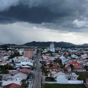 Temporal se aproxima de Tijucas e nuvens escuras assustam