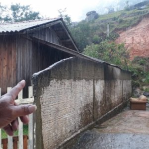DENÚNCIA - Há 75 dias, comunidade de Tijucas vive com medo de novos deslizamentos