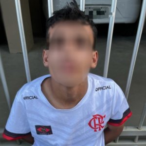 Com mandado de busca, jovem é preso após tentar fugir da PM em praia