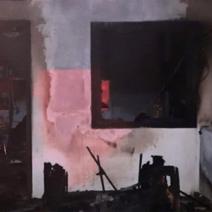 Incêndio em kitnet durante a madrugada deixa casal ferido 