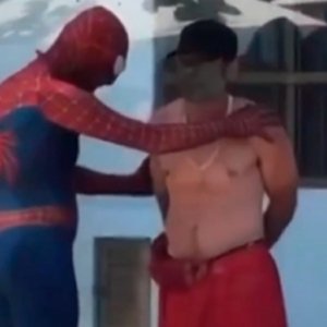 VÍDEO - Homem-Aranha impede assalto em calçadão de praia movimentada