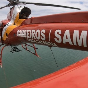 Mulher se fere em trilha e bombeiros usam helicóptero no resgate