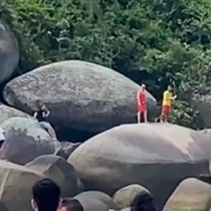 Homem cai de costão e helicóptero da PM auxilia em resgate