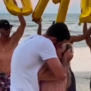Mega pedido de casamento na areia da praia viraliza nas redes sociais