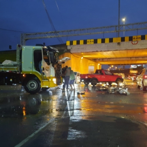 PLANTÃO: Entregador fica ferido após atingir caminhão em cruzamento