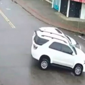 VÍDEO - Após colisão em cruzamento veículo atinge parede de imóvel