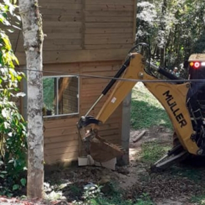 VÍDEO - Cumprimento de mandado de demolição irregular é realizado em Itapema