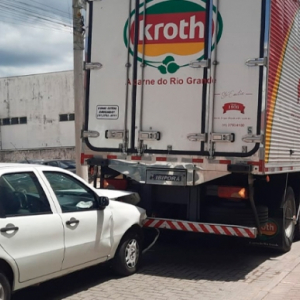 EM TIJUCAS - Condutora de veículo colide em traseira de caminhão estacionado