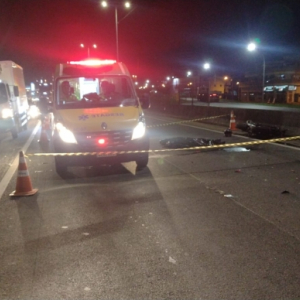 Condutor de motocicleta morre após bater em carreta e parar embaixo de carro