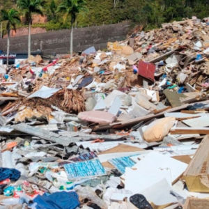 10 mil toneladas de lixo devem ser recolhidas após enchente