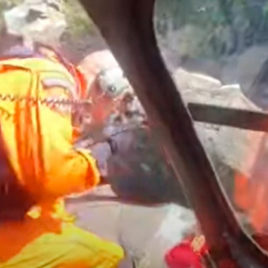 VÍDEO - Homem é resgatado por helicóptero após queda em costão