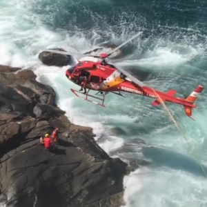 Vítima cai de aproximadamente 18 metros em costão e é resgatada com vida