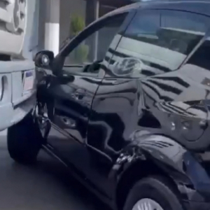Carro e caminhão se envolvem em colisão no centro da cidade