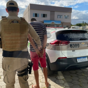 Conhecido no meio policial é abordado com drogas durante entrega