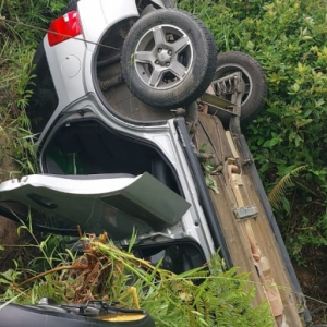 Idoso perde controle da direção, sai da pista e veículo capota