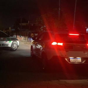 Após ameaçar mulher, homem entra em luta corporal com policiais e acaba detido