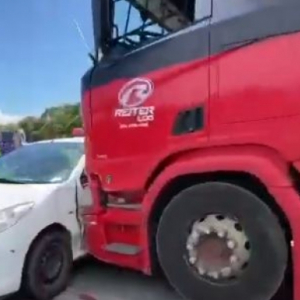 Motorista tenta mudar de faixa, não percebe caminhão e provoca acidente