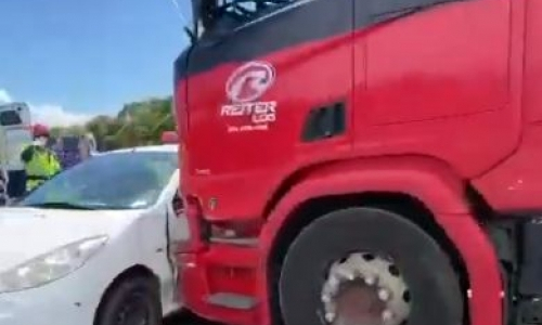 Motorista tenta mudar de faixa, não percebe caminhão e provoca acidente