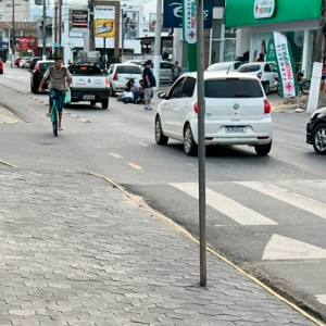 EM TIJUCAS: Carro e moto se envolvem em acidente em avenida principal